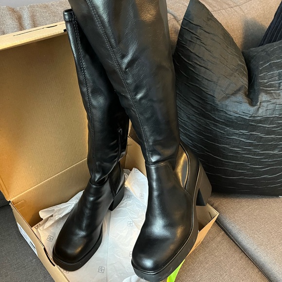 BRITNEY fitted leather knee high boots - Picture 2 of 4